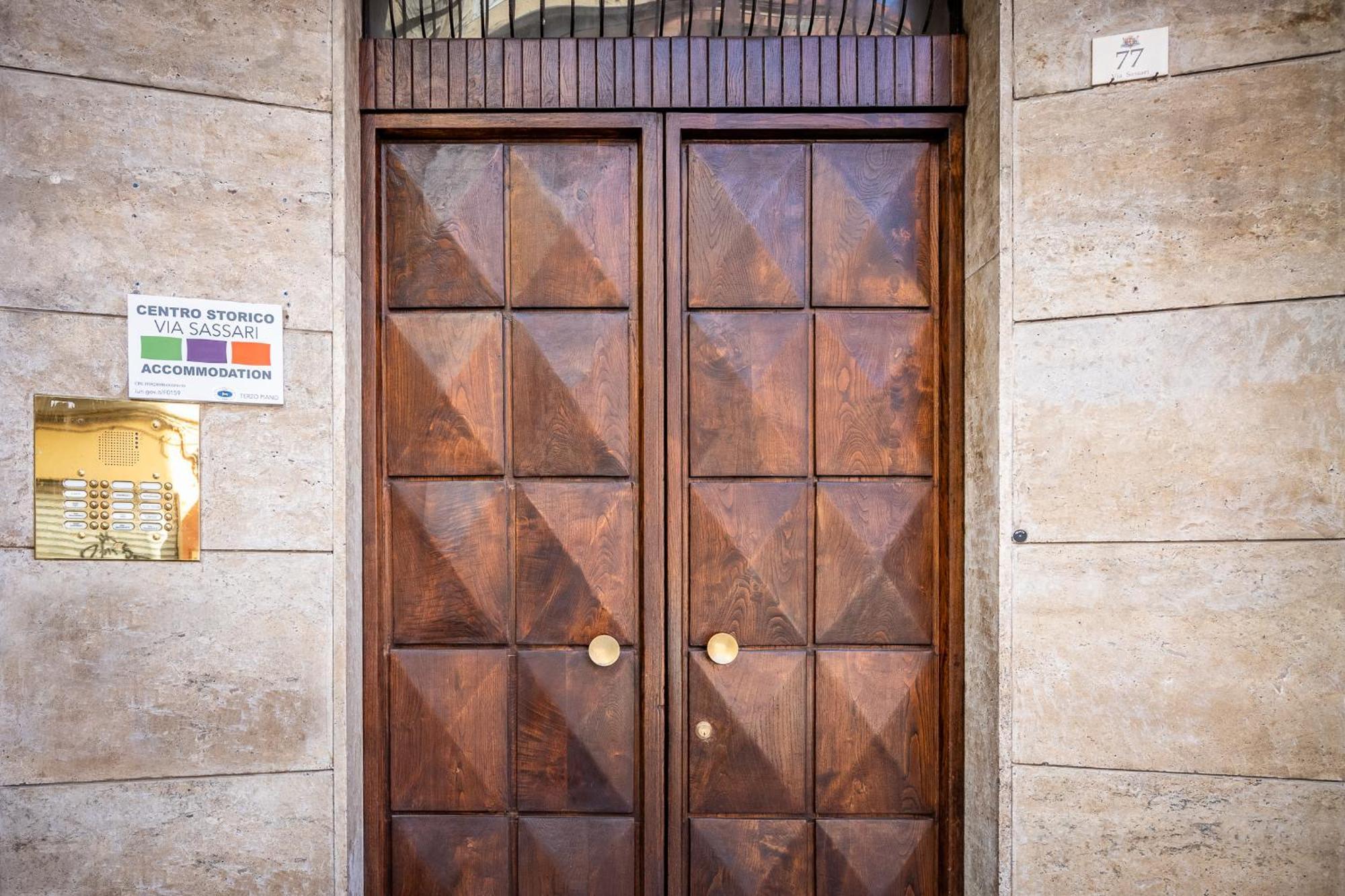 Centro Storico Via Sassari Accommodation Каляри Екстериор снимка